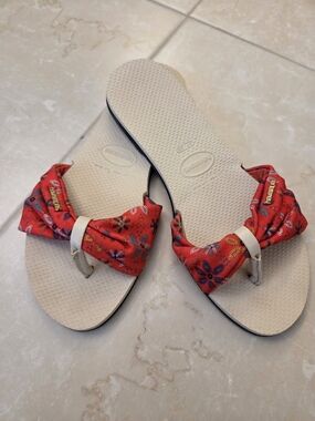 Havaianas Red Floral Bow Sandals